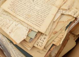 Antikváriusi okmány hagyaték: teljes és töredék kéziratok, okmányok, az 1600-as évektől a XX. század...