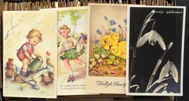 Kb. 650 db főleg RÉGI motívum képeslap dobozban: üdvözletek, művészet / Cca. 650 mostly pre-1950 motive postcards in a box: greetings, art