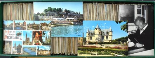 Kb. 1100 db MODERN francia város és motívum képeslap dobozban / Cca. 1100 modern French town-view and motive postcards in a box