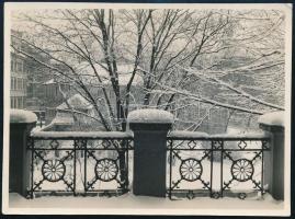 cca 1930-33 Berlin, kilátás a Collegium Hungaricumból a Hungarológiai Intézet épületére, háttérben a Museumsinsel részlete. Jelzés nélküli fotó, hátoldalán Keresztury Dezső vagy első felesége, Seiber Mária által feliratozott, 8,5x11,5 cm