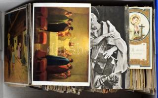 Kb. 520 db főleg RÉGI vallásos motívum képeslap dobozban, vegyes minőség / Cca. 520 mostly pre-1950 religious motive postcards in a box, mixed quality