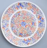 1973, Cepelia Opolska lengyel iparművész falitál. Kézzel festett porcelán, jelzett, d: 32 cm /// 1973, Cepelia Opolska Polish decorative wall plate. Hand-painted porcelain, signed, diameter: 32 cm. /// 1973, Cepelia Opolska polska dekoracyjna talerz ścienny. Ręcznie malowana porcelana, sygnowana, średnica: 32 cm.