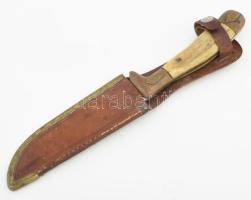 Jelzett vadásztőr, réz szerelékkel, agancs rárakással, bőr tokban, h: 24 cm