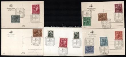 1943 Haditudosító Kiállítás 4 db képeslapja és 1 db fotója, a hátoldalakon bélyegekkel és "Hadi...