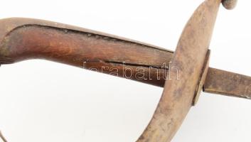 Antik vívókard / gyakorló kard, jelzett a pengén, korrodált, a fa markolaton repedéssel, h: 81,5 cm