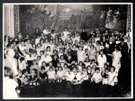 cca 1920-1940 Vegyes csoportkép tétel, 5 db, 18x24 cm és 13x18 cm közötti méretben