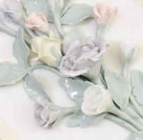 Herendi plasztikus virágos fali plakett, jelzett, szirmon sérüléssel, dobozában, 19,5x13,5 cm