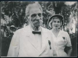 cca 1961-65 Albert Schweitzer (1875-1965) német filozófus, teológus egy beazonosítandó hölgy társaságában, mindketten kitüntetéssel dekoráltak, jelzés nélküli fotó, törésnyomokkal, 11×15,5 cm