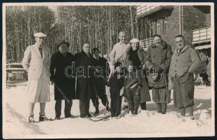 cca 1930-1940 Kékes-Szálló vendégeinek fotója, feliratozva:   &quot;A képen látható személyek balról jobbra Csonka László [Csonka László (1890-1964) mérnök és építési vállalkozó, a szálló tulajdonosa], Fehér Lipót [Fejér Lipót (1880-1959) matematikus,] egyetemi tanár, Tangl Károly [Tangl Károly (1869-1940) fizikus,] egyetemi tanár, Popper Béláné, csekélységem [Matits Lajos (1902-1972) a Kékes-Szálló orvosa], Eckhardt Tiborné, Hermann Miksa [Herrmann Miksa (1868-1944) gépészmérnök] v. kereskedelmi miniszter, egyetemi tanár, és Riesz Miklós  [Riesz Miklós (1919-1984) közgazdász], egyetemi tanár, fotólap, 8,5x13,5 cm