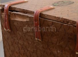 Antik címeres doboz, sérüléssel, 23x16x16 cm