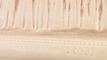 Rokokó jelenet. német porcelán, jelzett, hibátlan sz 29 cm, m: 19 cm