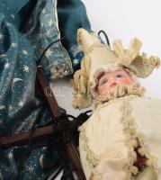 2 darab báb, közte marionett báb