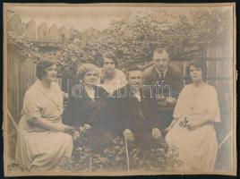 cca 1900-1910 Zsidó család fotója, kartonra kasírozott fotó, a hátoldalon kopott jelzéssel (Palánka?), a kartont körbevágták, 23x17 cm