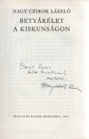 Nagy Czirok László:  Betyárélet a Kiskunságon. (Dedikált.) Budapest, 1965. Magvető Könyvkiadó (Szegedi Nyomda Vállalat). 336 + [4] p. Dedikált: ,,Gaál Lajos lelki barátomnak szeretettel: Nagy Czirok László". Nagy Czirok László (1883-1970) kiskunhalasi hivatalnok, néprajzkutató, múzeumigazgató. Évtizedes néprajzi gyűjtésen alapuló betyárlegendáriuma emlékezetes betekintést nyújt a XVIII-XIX. század kiskunsági betyárélet részleteibe. A népi emlékezetben népi hősnek tekintett betyárok világának kíméletlen módszerekkel vétett véget Ráday Gedeon királyi biztos a kiegyezés körüli években. Rékassy Csaba által tervezett, illusztrált kiadói egészvászon kötésben és illusztrált, enyhén sérült kiadói védőborítóban. Jó példány.