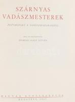 Homoki Nagy István: Szárnyas vadászmesterek. Fotóriport a vadászmadarakról. Írta és fényképezte - -. Bp.,1947. Országos Természettudományi Múzeum - Egyetemi Nyomda, 1 (címkép) t. + 61+3 p.+ 65 t. (egy színes, 64 kétoldalas). Egyetlen kiadás. A jogász végzettségű természetjáró és amatőr fotós Homoki Nagy István (1914-1979) karrierje 1945-ben fordult végleg a természetfilmezés felé, kötetében az 1947-ben készült, Szárnyas vadászmesterek című természetfilmjének emlékeiből és képanyagából szemezget, a képek közt értékes werkfotó-anyaggal. A szövegközti vadász életképeket Benyovszky István készítette. Kiadói félvászon kötésben, kissé kopott borítóval, a gerincen apró sérüléssel.