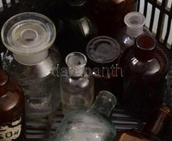 18 darabos antik patikai tétel, zömmel üvegek, különleges darabokkal