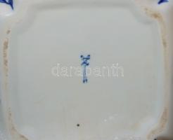 Hibátlan állapotban lévő jelzett német porcelán tál máz alatti kék színű festéssel és 22 x 22cm-es n...