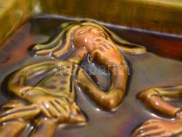 Romhányi Cserépkályhagyár csempe mesemintával. Jelzett, mázas kerámia, 19,5x19,5 cm