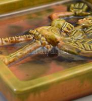 Romhányi Cserépkályhagyár csempe mesemintával. Jelzett, mázas kerámia, kis sérüléssel, 19,5x19,5 cm