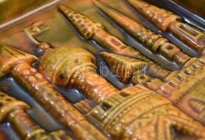 Romhányi Cserépkályhagyár csempe mesemintával. Jelzett, mázas kerámia, kis sérüléssel, 19,5x19,5 cm