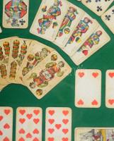 Kártya paklit ábrázoló fali dísz, valódi kártyalapokkal, filcen, kissé sérült plexi mögött. Piatnik,...