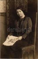 1915 Arad, hölgy újsággal / lady with newspaper. Stojkovits és Békés photo (fl)