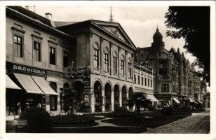 Debrecen, Ferenc József út, Városháza, Dr. Rex Rt. Drogueria, magy. kir. dohány és bélyeg áruda, Griczmann Gy. Ifj. Zelinger, Tóth Gyula és Kontsek Kornél üzlete, Vígszínház Mozgó mozi