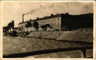 Vác, fegyintézet munkatermei a Duna felől. Photo Hlatky 54., Berger Ernő kiadása (fl)