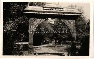 Székelykeresztúr, Kristur, Cristuru Secuiesc; Tanítóképző székely kapuja. Nagy Béla fényképész kiadása / Transylvanian wood carved gate of the teachers training institute (vágott / cut)