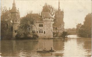 Budapest XIV. Városliget, Vajdahunyad vára, csónakázók. photo (fl)