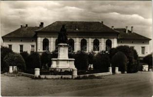 1961 Makó, Hősök szobra a szállodával. Képzőművészeti Alap (EK)