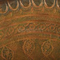 Monumentális iraki fali dísz tál. Kézzel készített, aprólékos díszítéssel, jelzett, egy apró repedés...