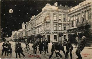 Miskolc, Széchenyi utca éjjel, Kepes nagy szálloda és kávéház, Fonciere pesti biztosító, villamos megálló. Montázs részeg férfiakkal, Grünwald Ignác kiadása (EK)