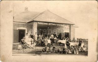 1924 Gárdony, strand vendéglő nyaralókkal. photo (EK)