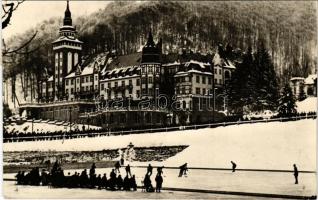 1958 Lillafüred (Miskolc), Palotaszálló télen, jégkorongozók, jéghoki. Képzőművészeti Alap (lyukak / pinholes)