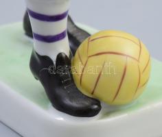 Hollóházi focista Újpest mezben. Jelzett, hibátlan, m: 26,5 cm