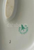 Hollóházi focista Újpest mezben. Jelzett, hibátlan, m: 26,5 cm