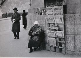 cca 1930 Budapest, újságárus az Erzsébet híd budai hídfőjénél, 1 db modern nagyítás, jelzés nélkül, 15x21 cm