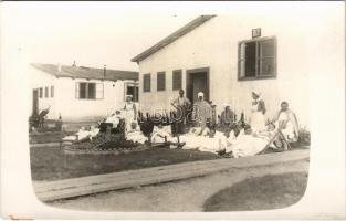 Besztercebánya, Banská Bystrica; Országos Hadigondozó Hivatal telepe, B2 barakk, sérült katonák ápolónőkkel / military sanatorium, injured soldiers with nurses. photo