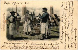 1903 Hortobágy, pásztorok a kút körül, magyar folklór. Pongrácz Géza kiadása, Kiss Ferenc eredeti fényképe után (EK)