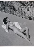 cca 1953 André de Dienes (korábban Ikafalvi-Dienes Andor György) (1913-1985) magyar - amerikai fotóriporter és fotóművész felvétele (Napozó) szolidan erotikus felvétel, 1 db modern nagyítás, jelzés nélkül, 21x15 cm