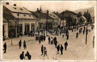 1942 Kőrösmező, Körösmező, Yasinia, Yasinya, Jaszinya, Jassinja, Jasina (Máramaros); Ruszin népviselet, Lebovits Bernát üzlete / Ruthenian folklore on the street, shops (EK)