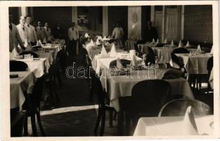 1943 Nagyvárad, Oradea; Kék Macska étterem, belső pincérekkel. Kapucinus utca 10. / restaurant, interior with waiters (vágott / cut)