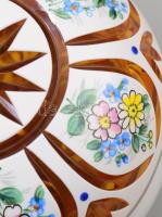 Többrétegű üveg bonbonier. Zománcfestett, metszett többrétegű üveg, d: 10,5 cm