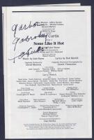 Tony Curtis saját lezű aláírása a Van aki forrón szereti c. film musical programfüzetén / Signature of Tony Curtis on musicals programme booklet