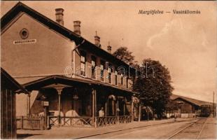 Margitfalva, Margitfalu, Margitany, Margecany; vasútállomás, vonat. Vasúti levelezőlapárusítás 5606. / railway station, train