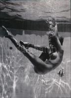 cca 1950 André de Dienes (korábban Ikafalvi-Dienes Andor György) (1913-1985) magyar - amerikai fotóriporter és fotóművész felvétele (medencés aktfotó a víz alatt), a db modern nagyítás, jelzés nélkül Balogh Ferenc (1923-1993) békéscsabai fotóművész ,,Az aktfényképezés története" című előadásának anyagából, 21x15 cm