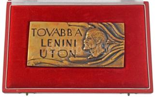 1987. "Tovább a lenini úton / Hűségért, Munkáért" öntött bronz emlékplakett eredeti dísztokban, hátoldalán névre szóló gravírozással, hozzá "22. Állami Építőipari Vállalat" fejléces levél, meghívó és boríték (128x62mm) T:AU