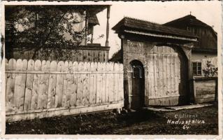 1940 Kadicsfalva, Cadiseni (Székelyudvarhely, Odorheiu Secuiesc); Székely kapu / Transylvanian carved wood gate. Kováts photo + "1940 Székelyudvarhely visszatért" So. Stpl. (EK)