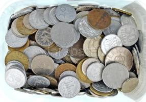 Vegyes, magyar és külföldi érmetétel mintegy ~1kg súlyban, T:vegyes Mixed, Hungarian and foreign coin lot (~1kg) C:mixed